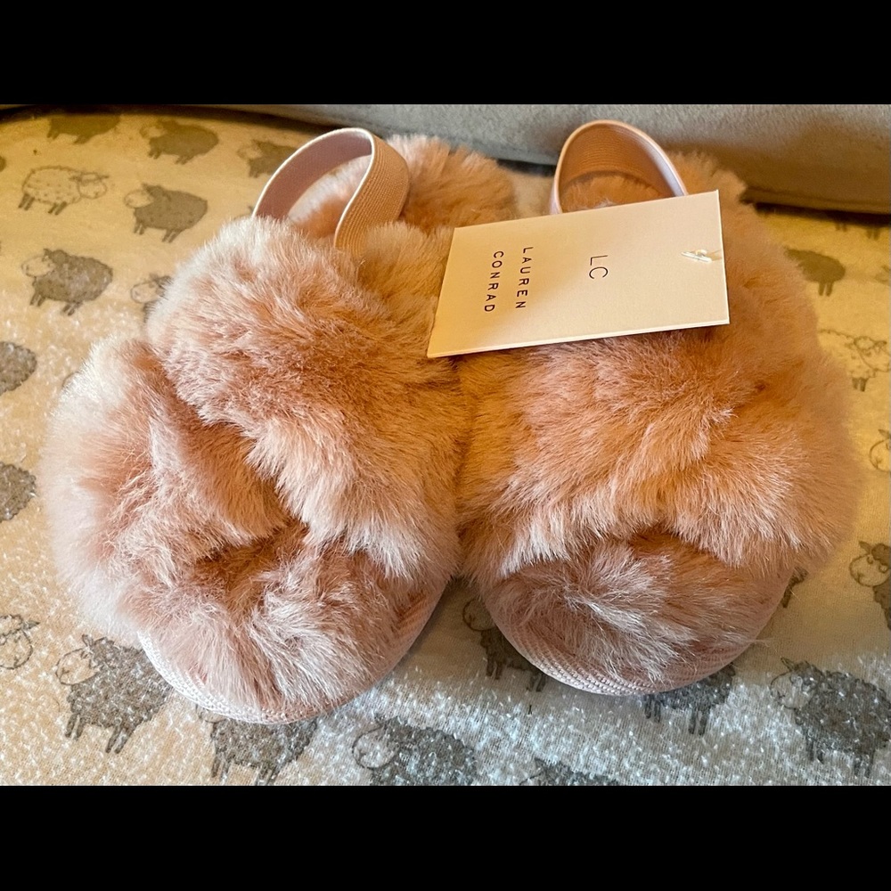 Little kids size 9/10 Lauren Conrad Slipper.